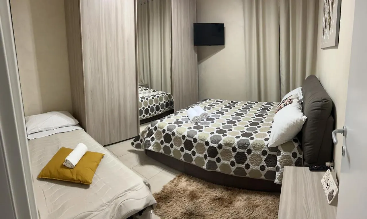 Holiday House Katane Aeroporto di Catania Fontana Rossa 0*,  Italia